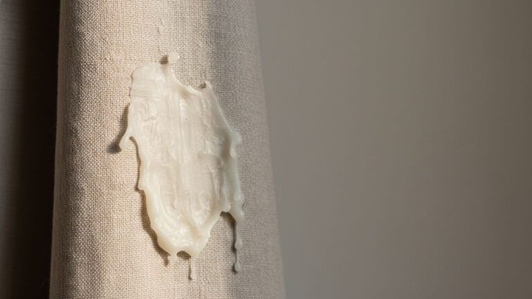 Tache de cire sur du tissu