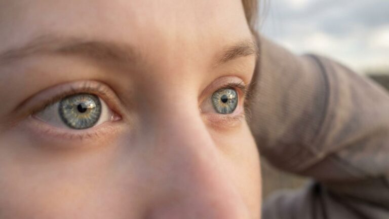 Beaux yeux bleu gris