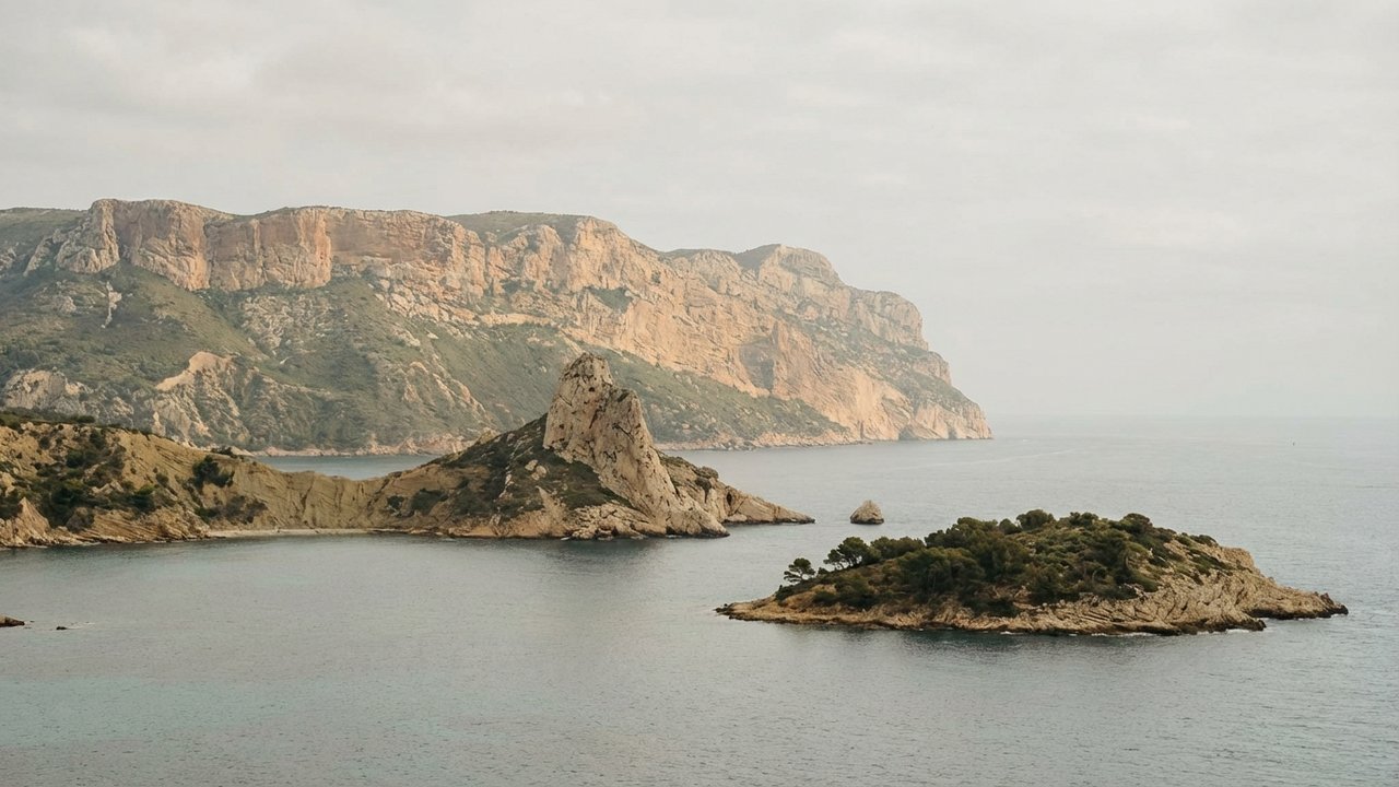 Panorama du Cap Canaille et du Bec de l'Aigle dominant la côte entre Cassis et La Ciotat