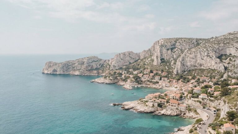 Vue aérienne comparant Cassis et La Ciotat avec leurs falaises calcaires