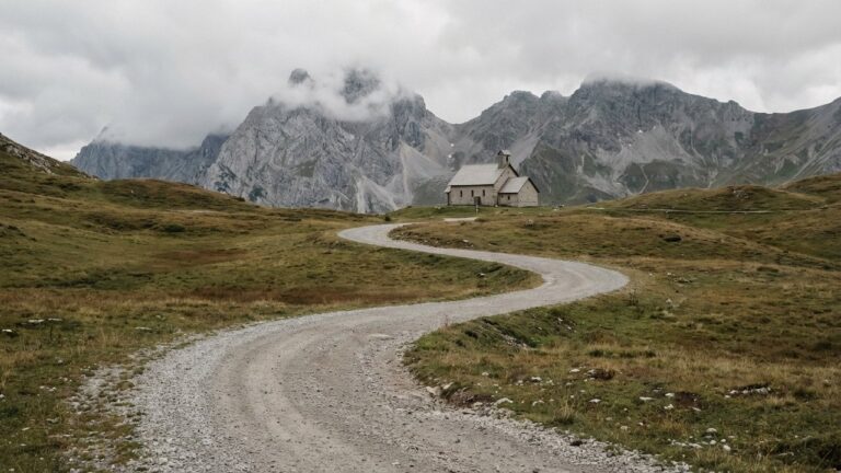 Route de montagne sinueuse menant à Notre-Dame de la Salette en altitude