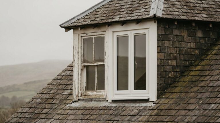 Comparaison entre une fenêtre de toit PVC et une fenêtre de toit en bois