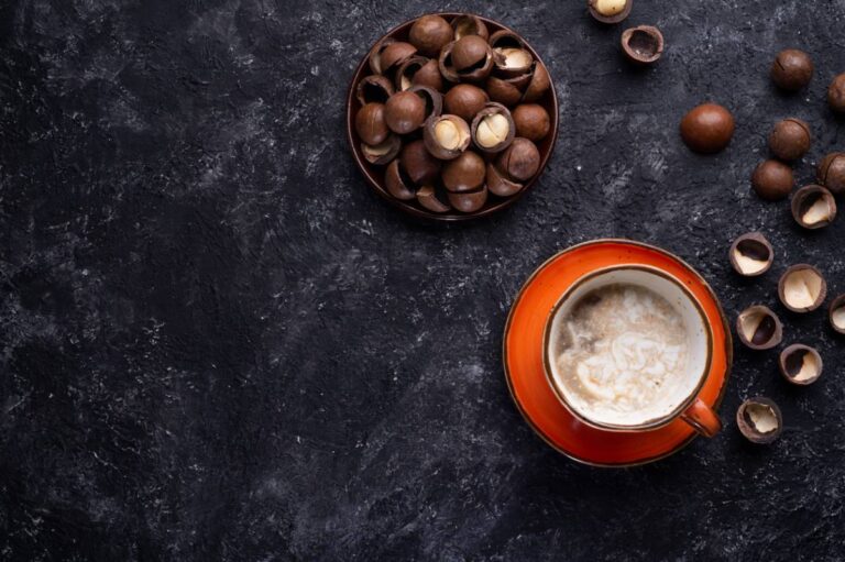 Tasse de café avec noisettes et chocolat