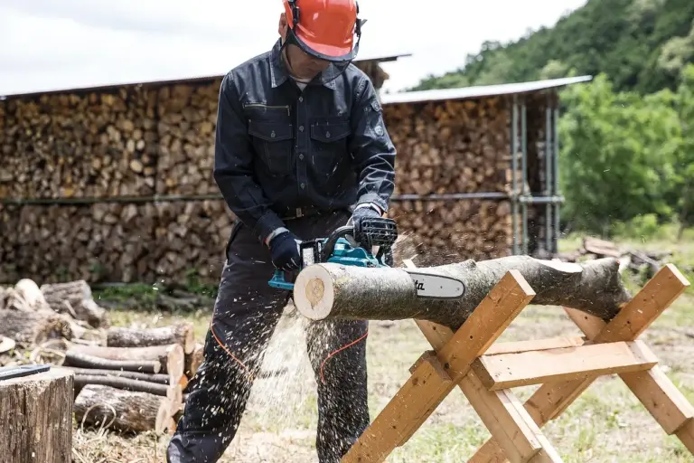 Utilisation d'une tronçonneuse