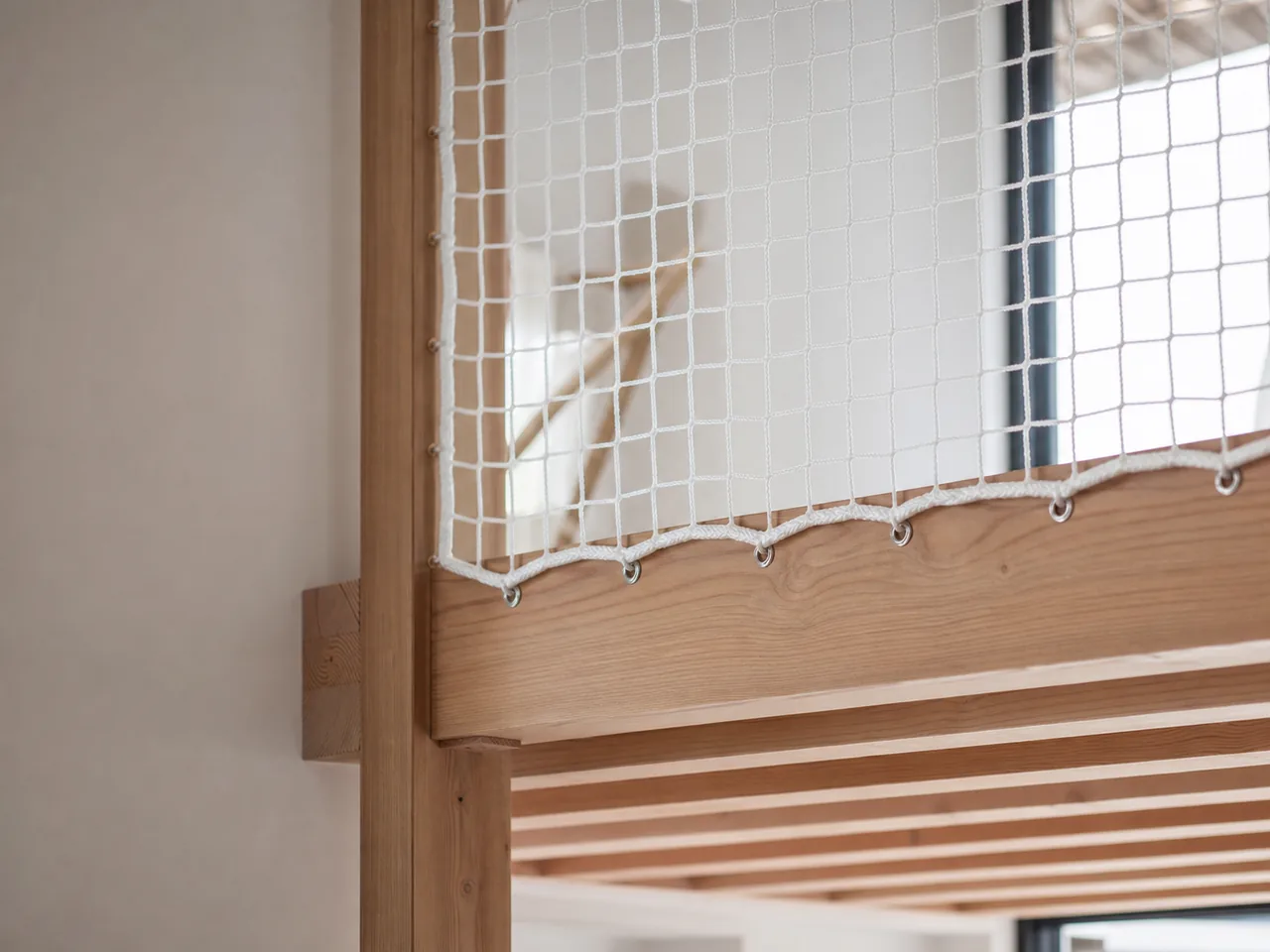 Détail de fixation d'un filet de mezzanine sur poutres