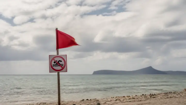 Panneau d'avertissement sur une plage à l'île Maurice