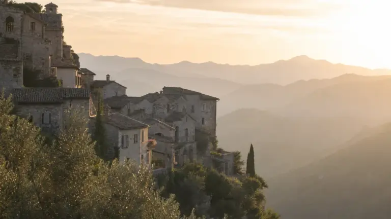 Village italien perché en pierre claire au lever du soleil
