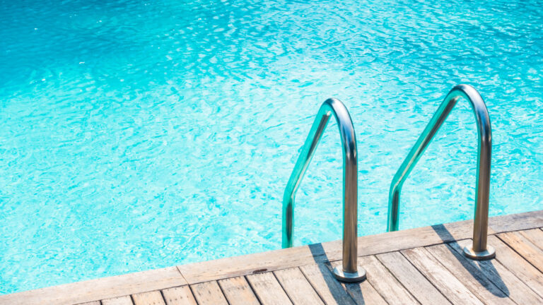 Quel professionnel contacter pour une fuite de piscine impossible à détecter ?