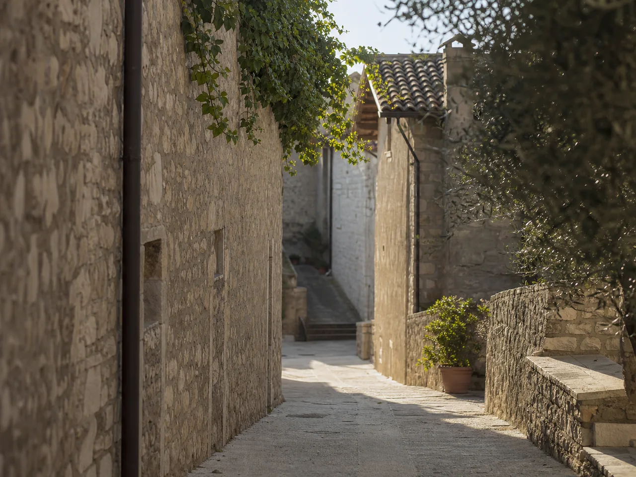 Ruelle en pierre claire dans un village italien perché