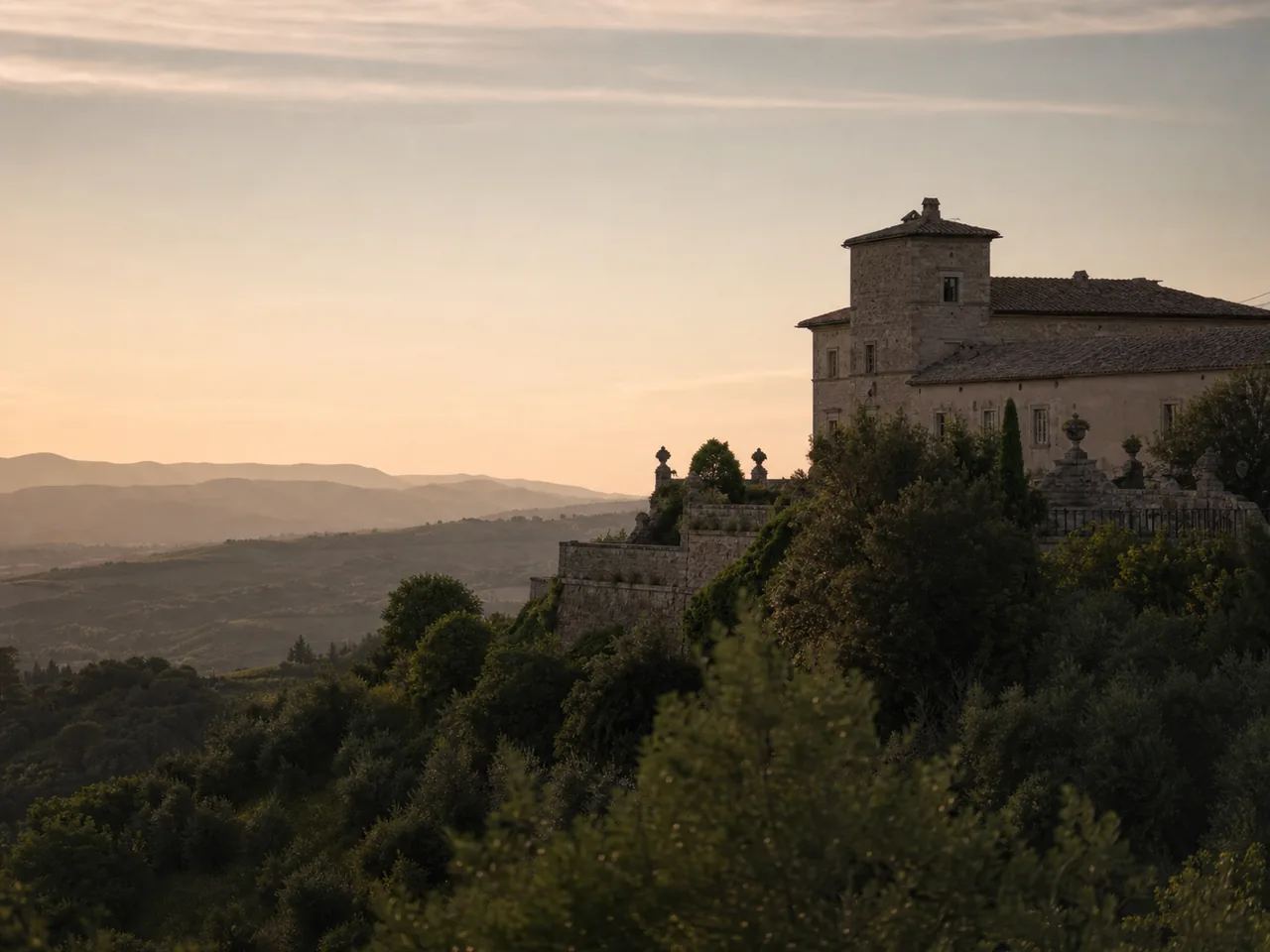 Villa italienne ancienne dominant un paysage de collines